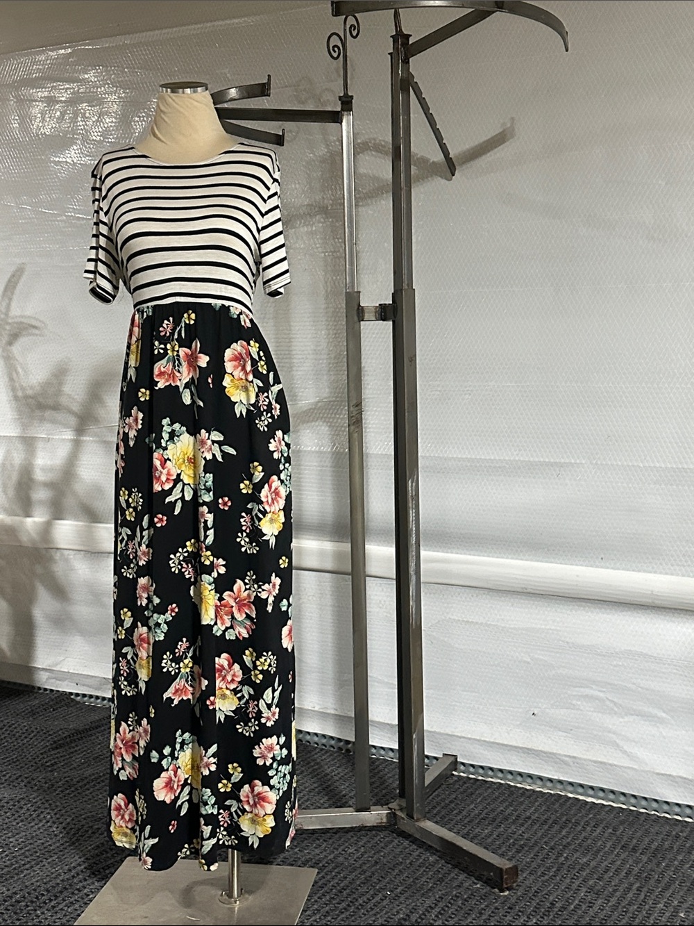 Black and White with floral print bottom. Has pockets!
